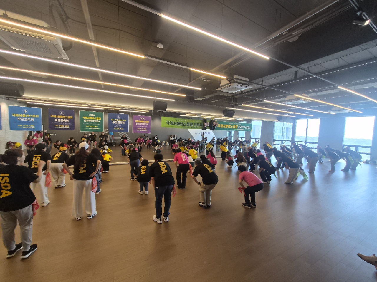 스튜디오에서 단체 연습 중인 회원들